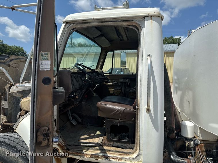 image for item DU9355 1981 International 1854 water truck