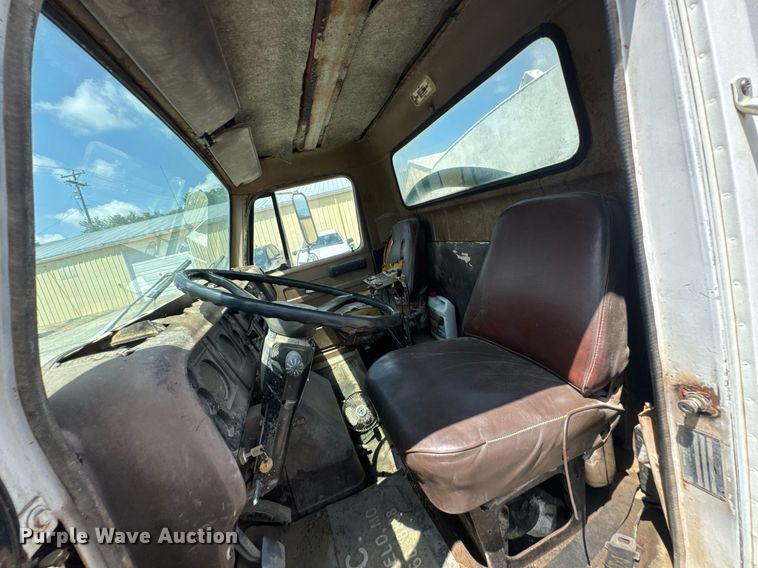 image for item DU9355 1981 International 1854 water truck