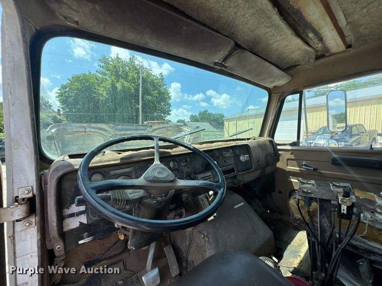 image for item DU9355 1981 International 1854 water truck