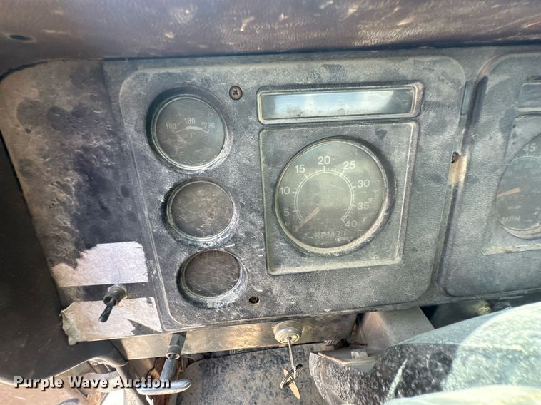 image for item DU9355 1981 International 1854 water truck