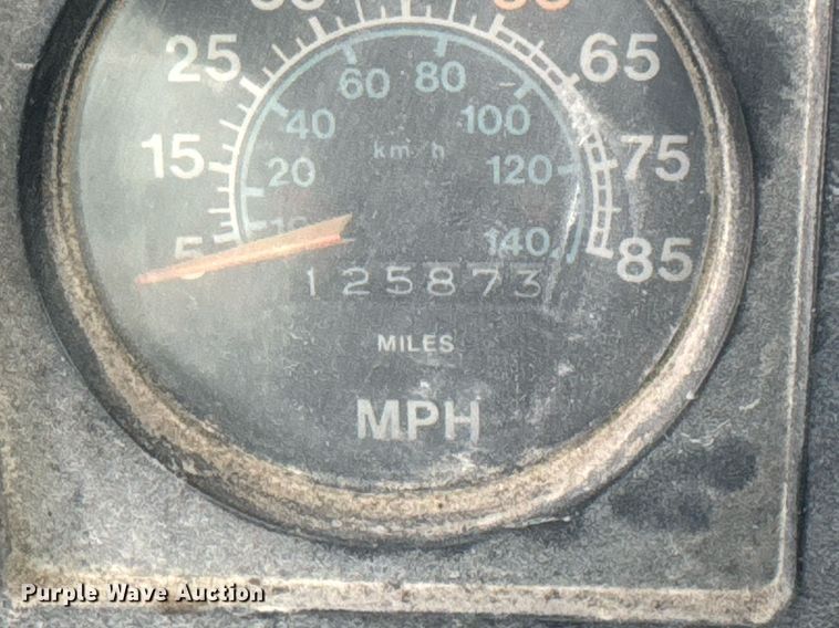 image for item DU9355 1981 International 1854 water truck