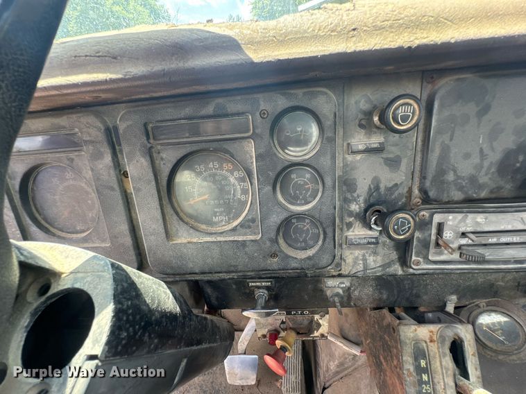 image for item DU9355 1981 International 1854 water truck