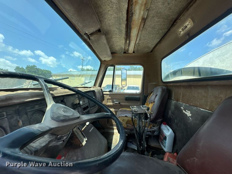 image for item DU9355 1981 International 1854 water truck