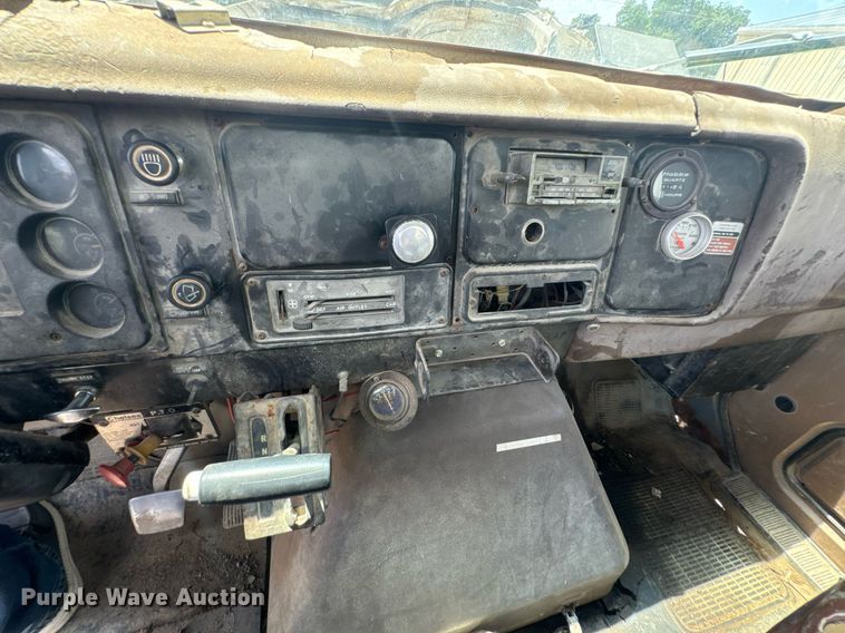 image for item DU9355 1981 International 1854 water truck