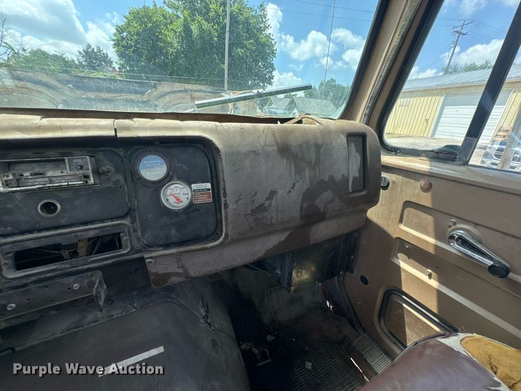 image for item DU9355 1981 International 1854 water truck