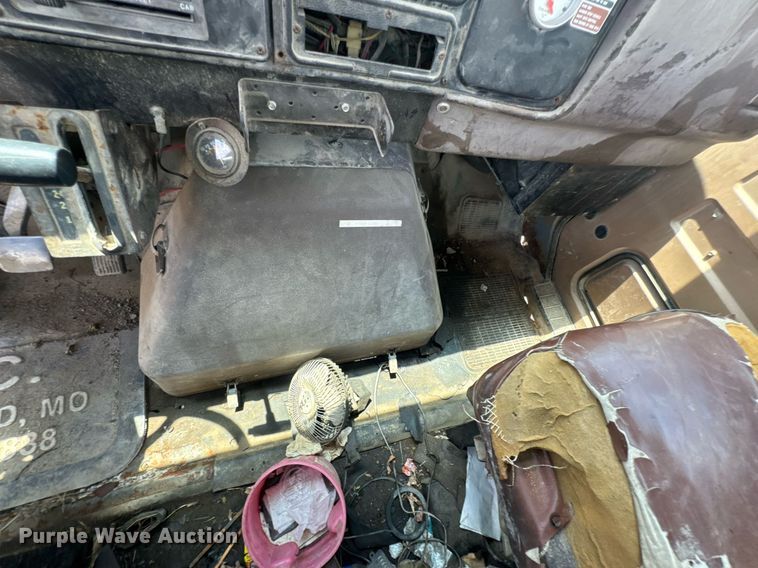 image for item DU9355 1981 International 1854 water truck