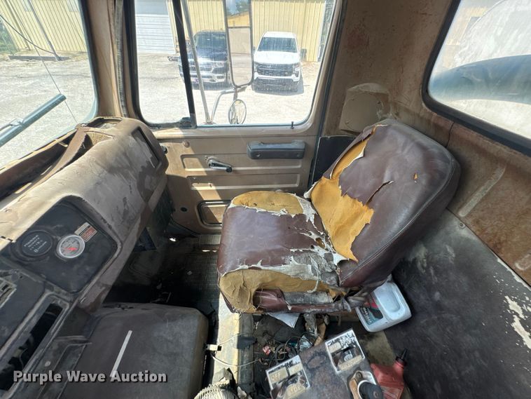 image for item DU9355 1981 International 1854 water truck