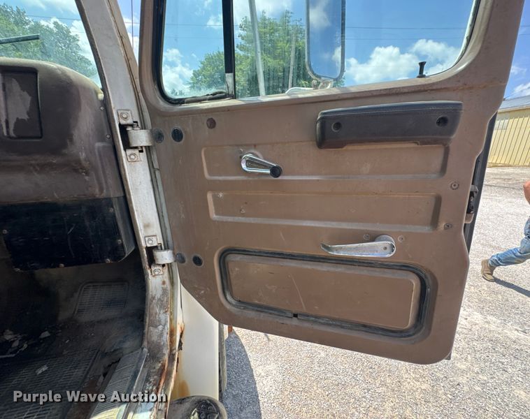 image for item DU9355 1981 International 1854 water truck