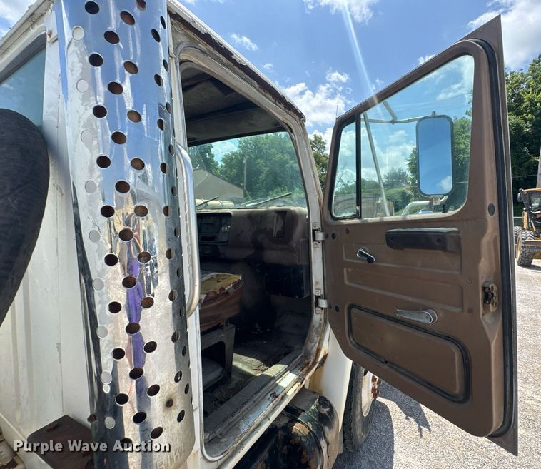 image for item DU9355 1981 International 1854 water truck