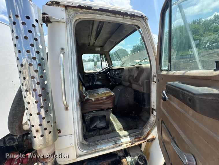 image for item DU9355 1981 International 1854 water truck