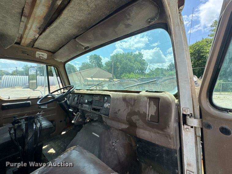 image for item DU9355 1981 International 1854 water truck