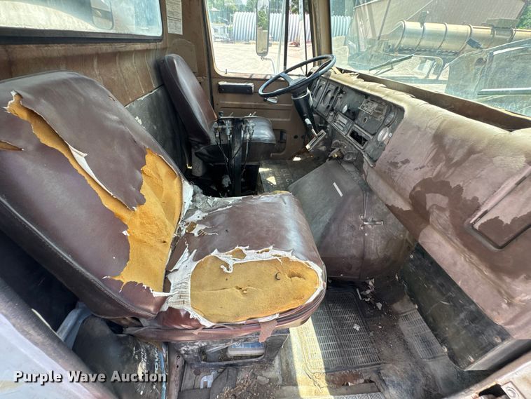 image for item DU9355 1981 International 1854 water truck