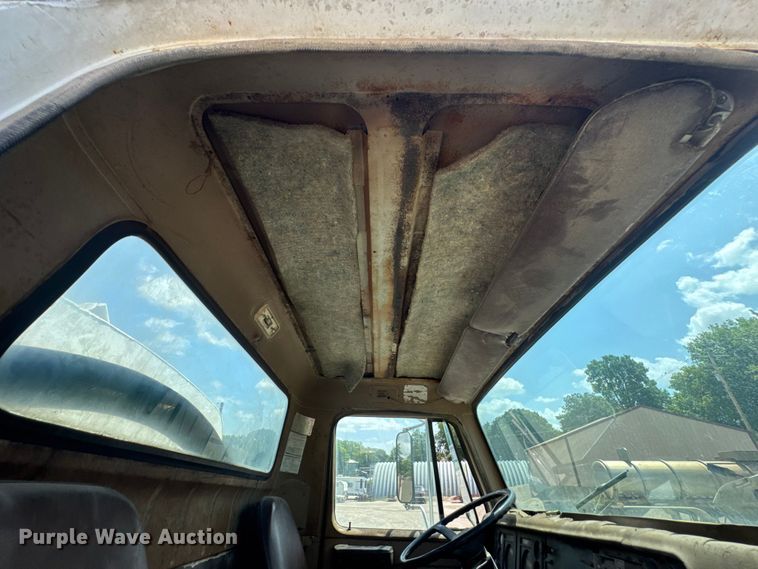 image for item DU9355 1981 International 1854 water truck