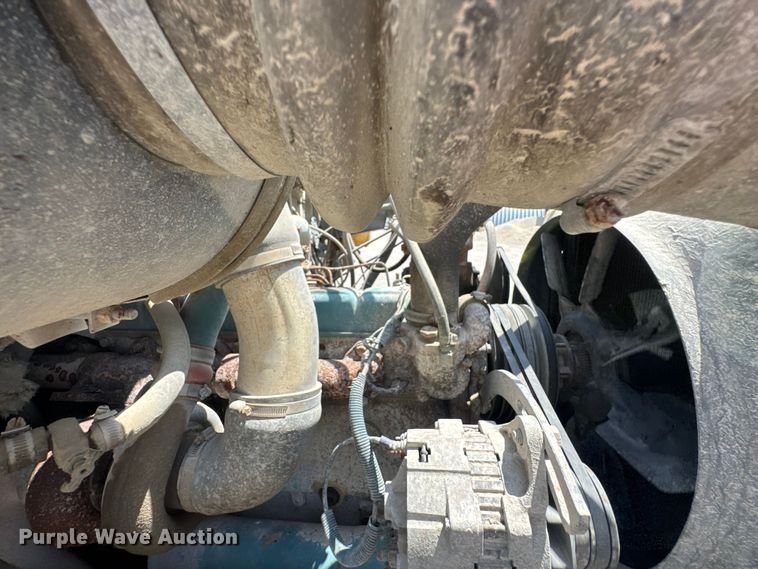 image for item DU9355 1981 International 1854 water truck