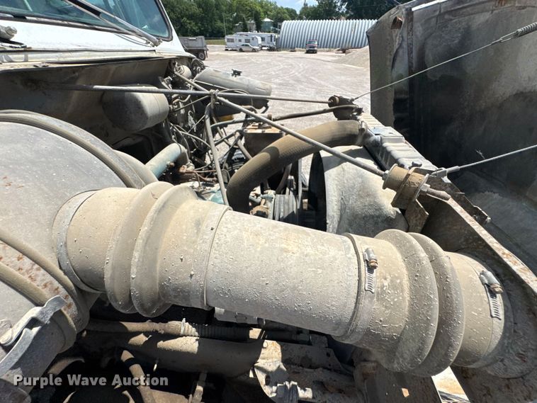 image for item DU9355 1981 International 1854 water truck