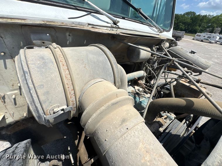 image for item DU9355 1981 International 1854 water truck