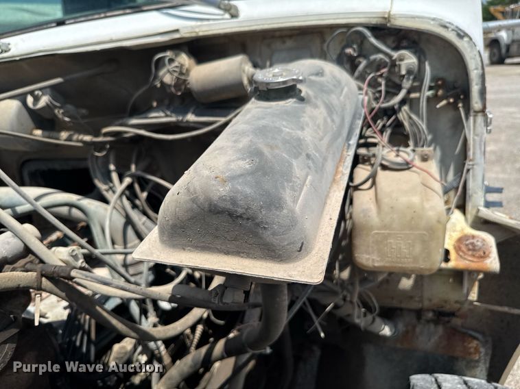 image for item DU9355 1981 International 1854 water truck