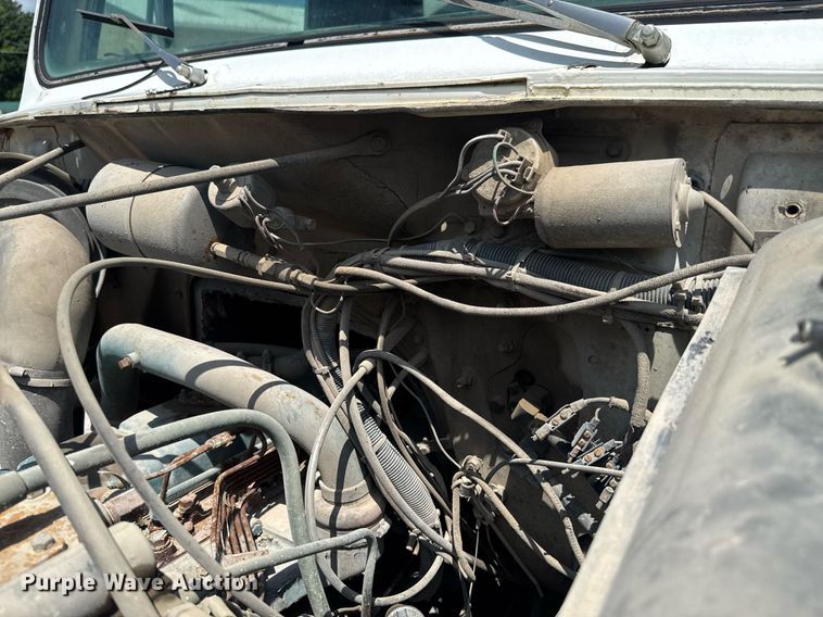 image for item DU9355 1981 International 1854 water truck