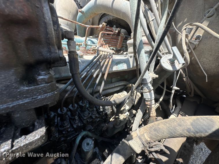 image for item DU9355 1981 International 1854 water truck