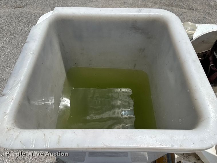 image for item DU9378 1999 Ford F450 Super Duty bucket truck