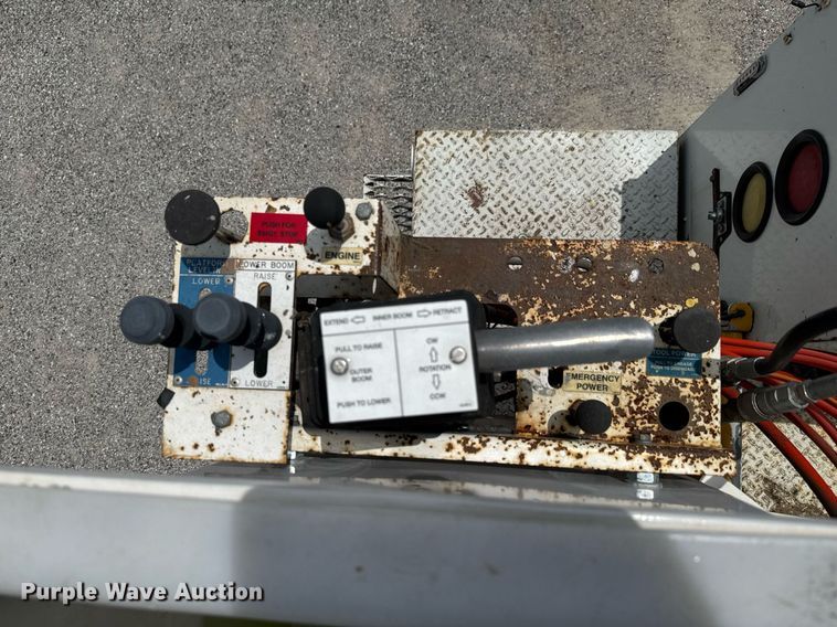 image for item DU9378 1999 Ford F450 Super Duty bucket truck