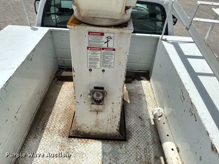 image for item DU9378 1999 Ford F450 Super Duty bucket truck