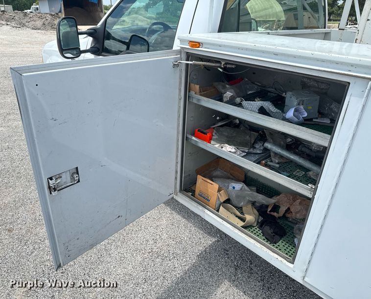 image for item DU9378 1999 Ford F450 Super Duty bucket truck