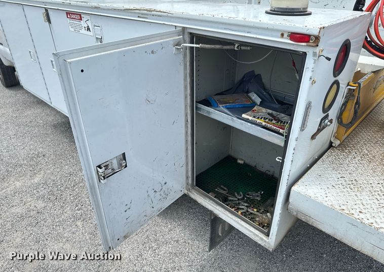 image for item DU9378 1999 Ford F450 Super Duty bucket truck