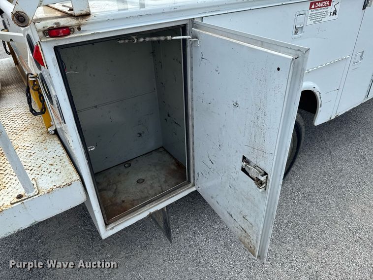 image for item DU9378 1999 Ford F450 Super Duty bucket truck