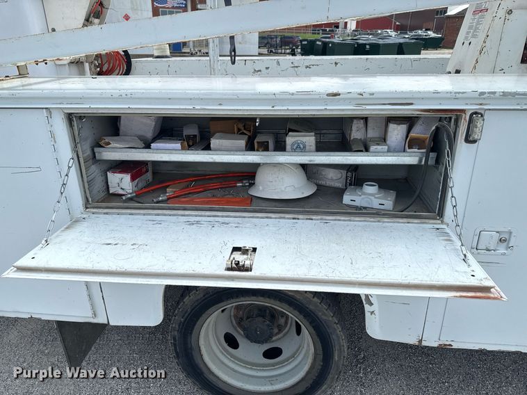 image for item DU9378 1999 Ford F450 Super Duty bucket truck