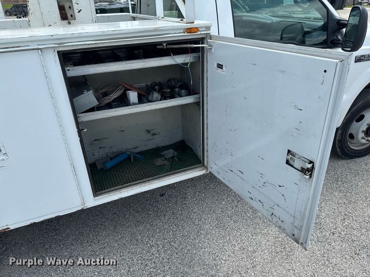 image for item DU9378 1999 Ford F450 Super Duty bucket truck