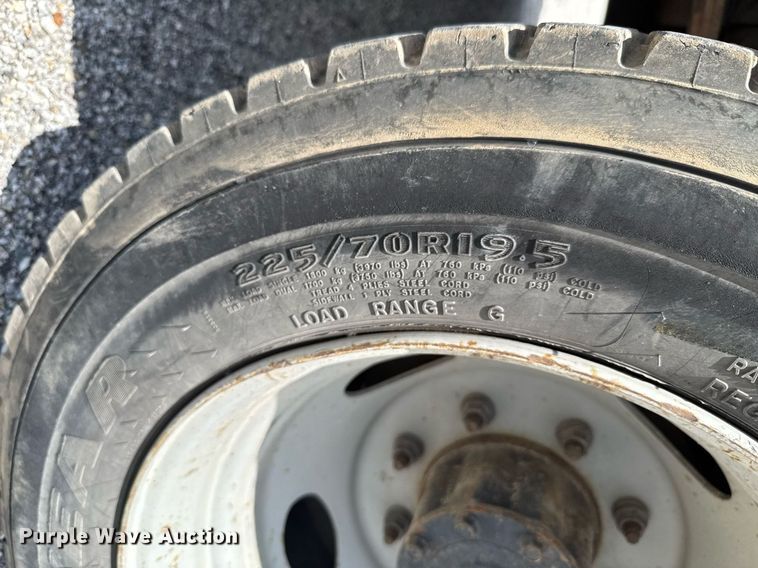 image for item DU9378 1999 Ford F450 Super Duty bucket truck