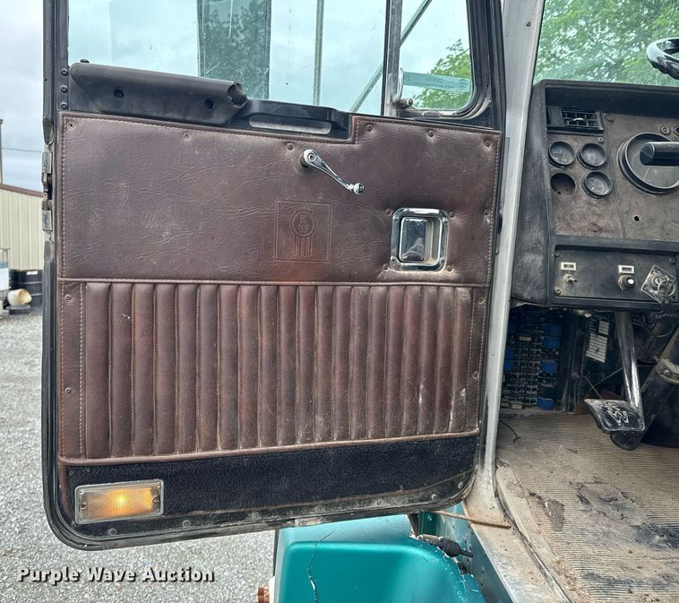 image for item DU9755 1988 Kenworth T60 semi truck