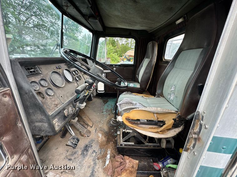 image for item DU9755 1988 Kenworth T60 semi truck