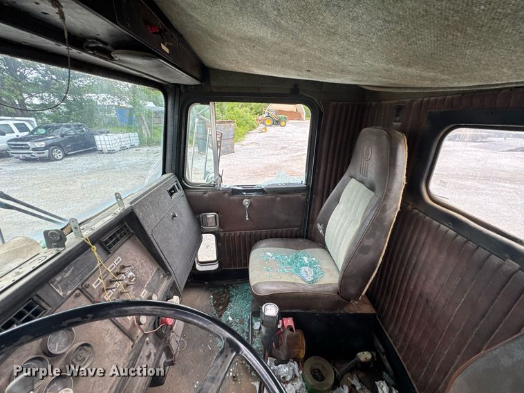 image for item DU9755 1988 Kenworth T60 semi truck