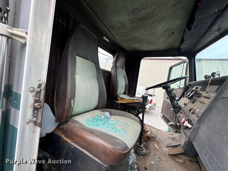 image for item DU9755 1988 Kenworth T60 semi truck