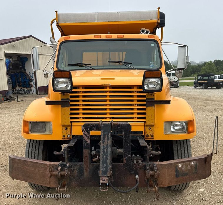 image for item DW3383 2000 International 4900 dump truck