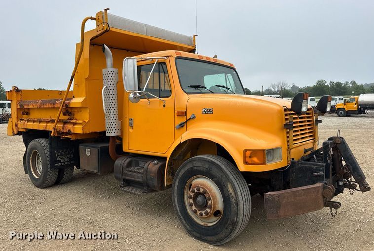 image for item DW3383 2000 International 4900 dump truck