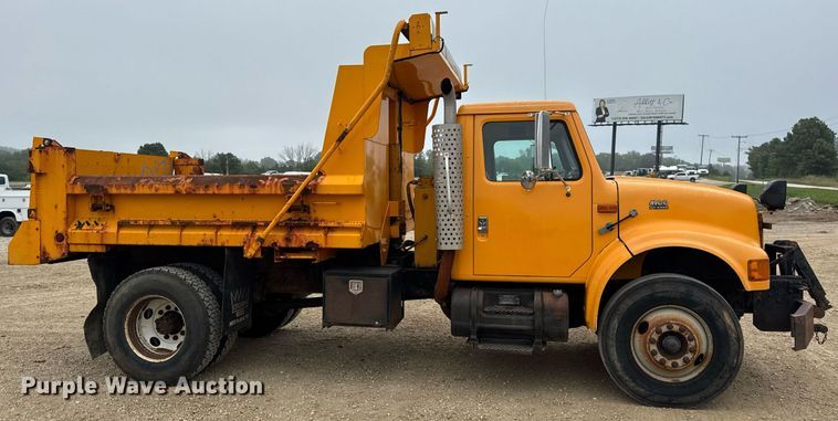 image for item DW3383 2000 International 4900 dump truck
