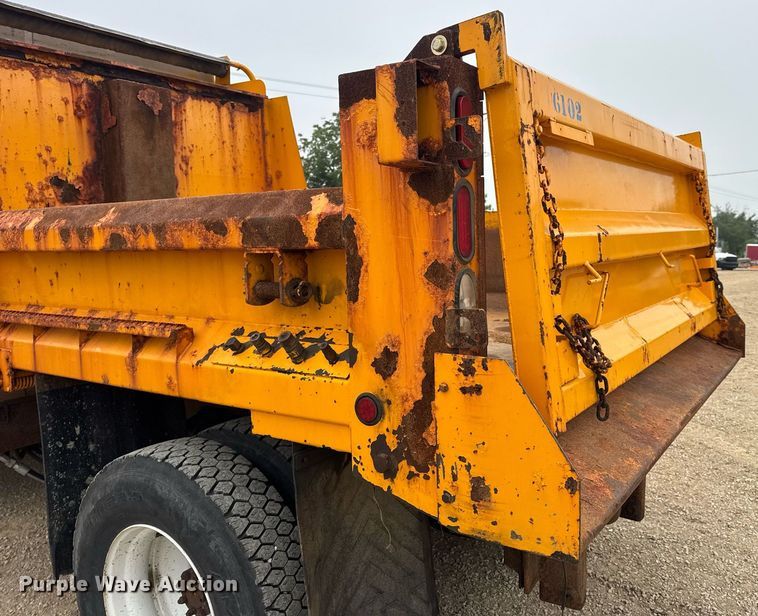 image for item DW3383 2000 International 4900 dump truck