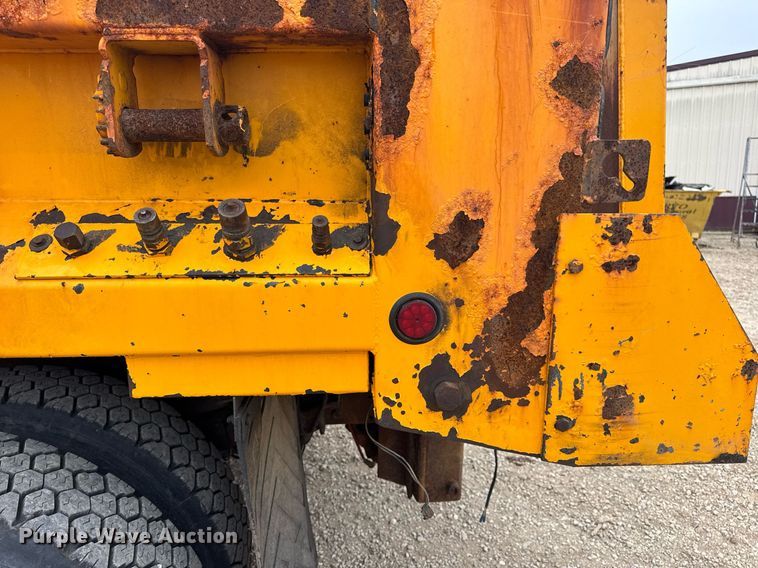 image for item DW3383 2000 International 4900 dump truck