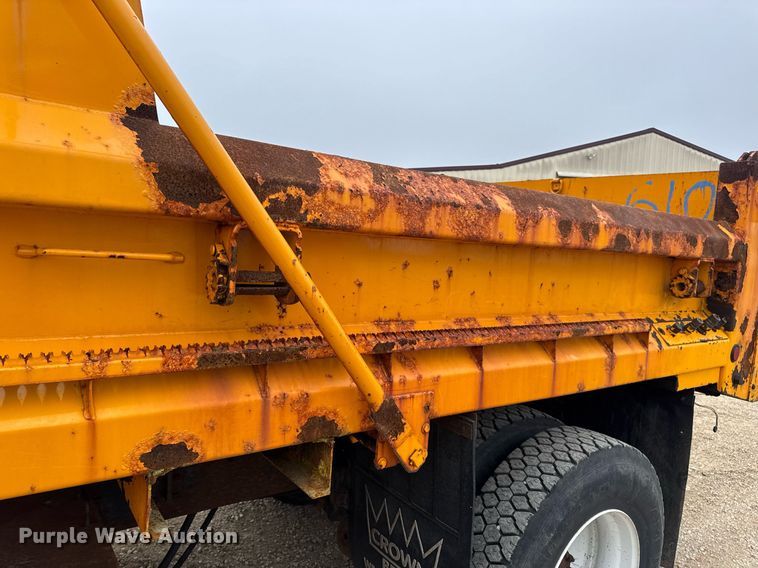 image for item DW3383 2000 International 4900 dump truck