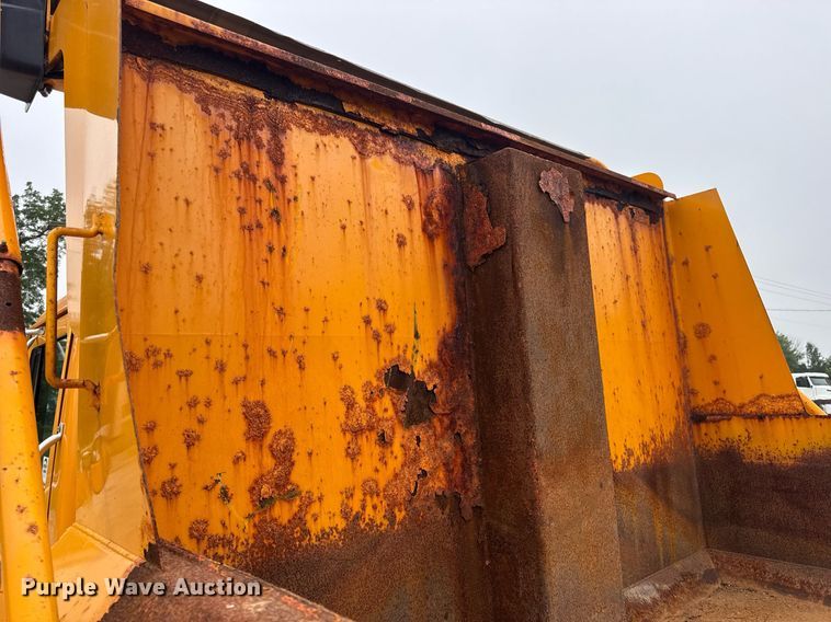 image for item DW3383 2000 International 4900 dump truck