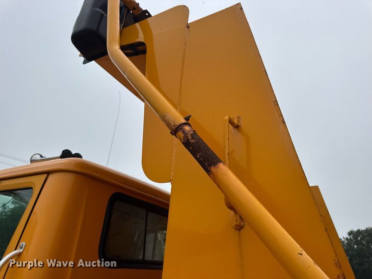 image for item DW3383 2000 International 4900 dump truck