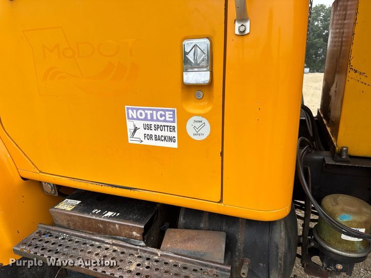 image for item DW3383 2000 International 4900 dump truck