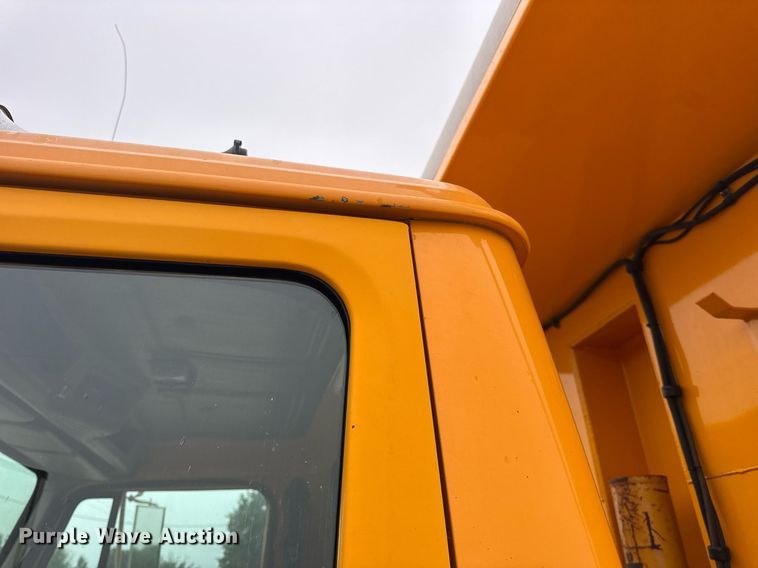 image for item DW3383 2000 International 4900 dump truck