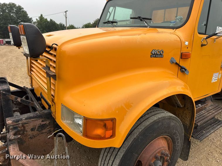 image for item DW3383 2000 International 4900 dump truck