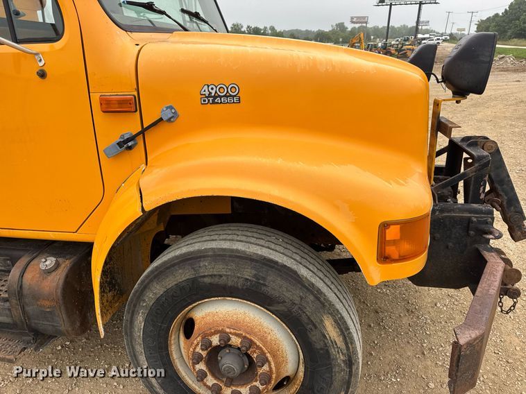 image for item DW3383 2000 International 4900 dump truck