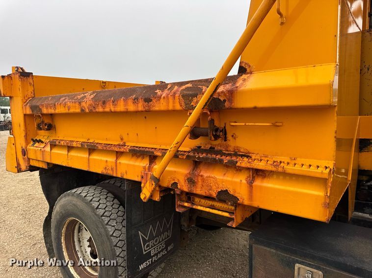 image for item DW3383 2000 International 4900 dump truck