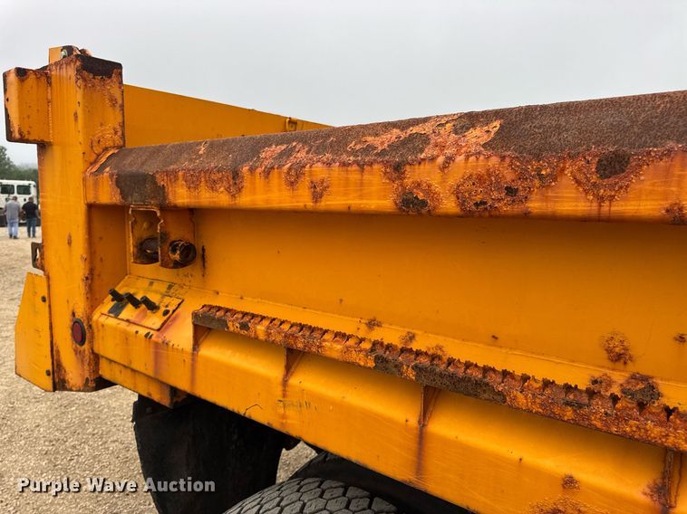 image for item DW3383 2000 International 4900 dump truck